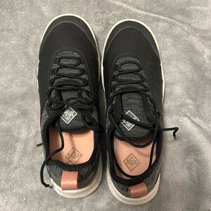 NWOT Women’s Muck waterproof tennis shoes